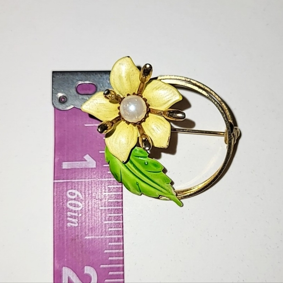 VINTAGE YELLOW & GREEN ENAMEL FLOWER PIN BROOCH - Picture 4 of 6